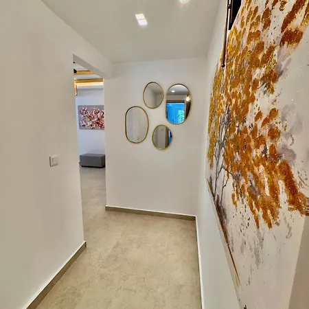 La Vie Est Belle Luxury With Jacuzzi 1