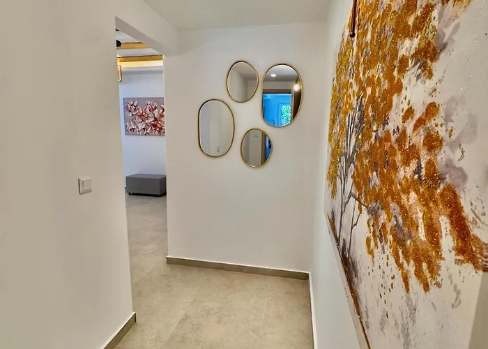 La Vie Est Belle Luxury With Jacuzzi 1