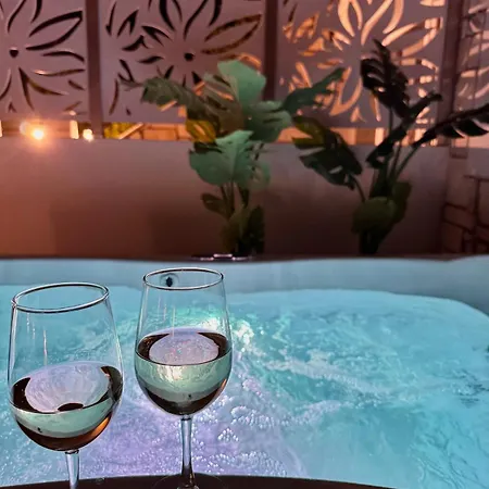 La Vie Est Belle Luxury With Jacuzzi 1 Pounda