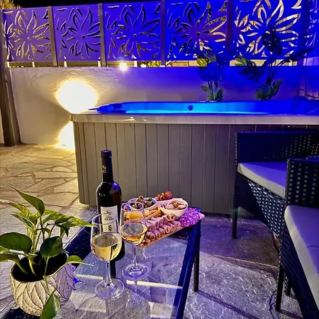La Vie Est Belle Luxury With Jacuzzi 1