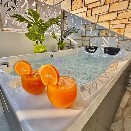 شقة La Vie Est Belle Luxury With Jacuzzi 1